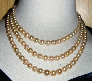 M147M Early 3 stands pearl necklace Takst Voluation N. Kr 35 000